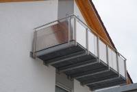 Freitragender Balkon mit Edelstahlgel&auml;nder
